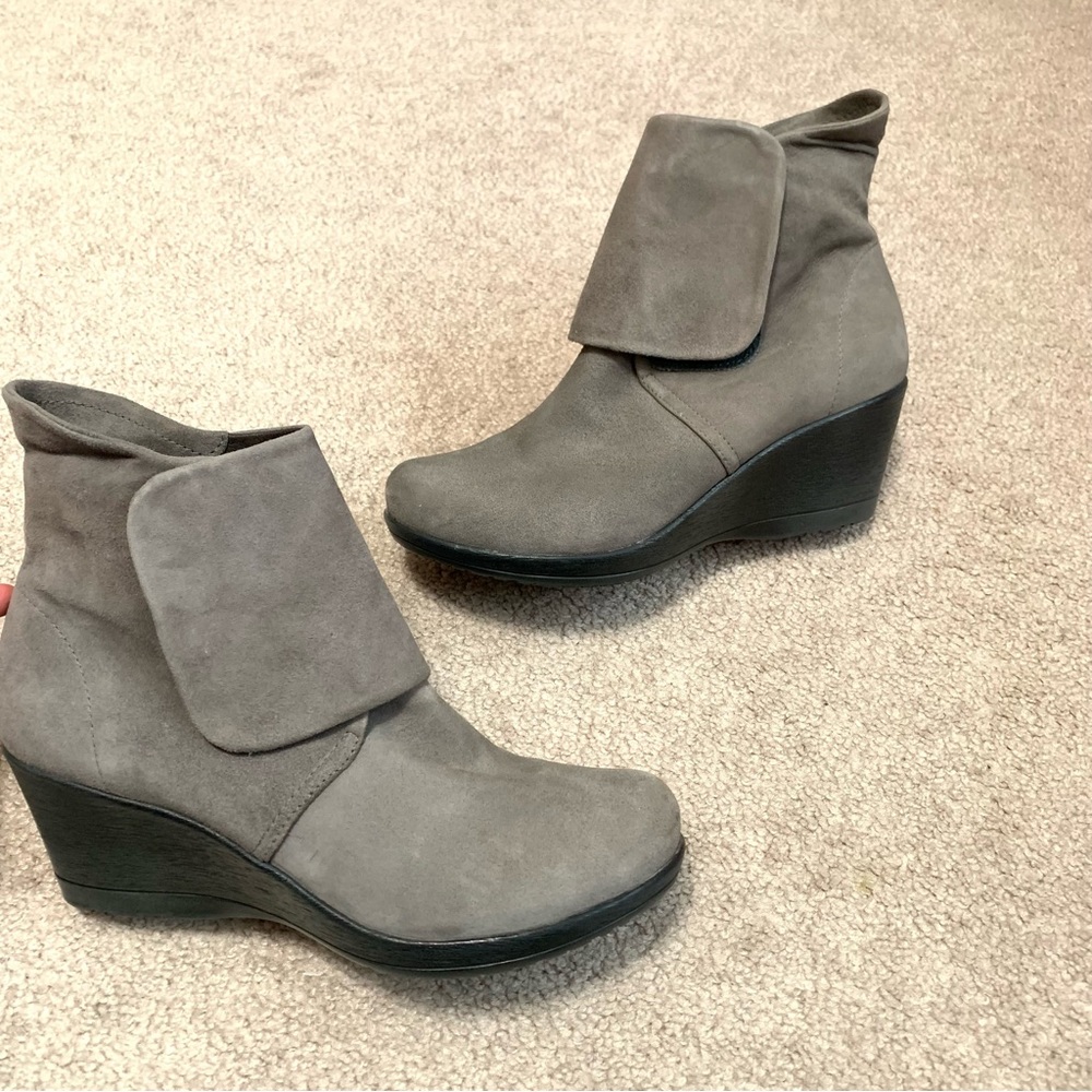 Dansko Romy Women's Gray Suede Ankle Wedge Heels Booties Size 39 US 8.5-9